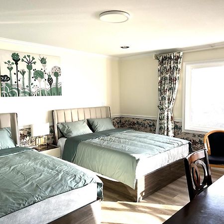 Master Bedroom With Two Queen Sized Bed Ричмонд Екстер'єр фото