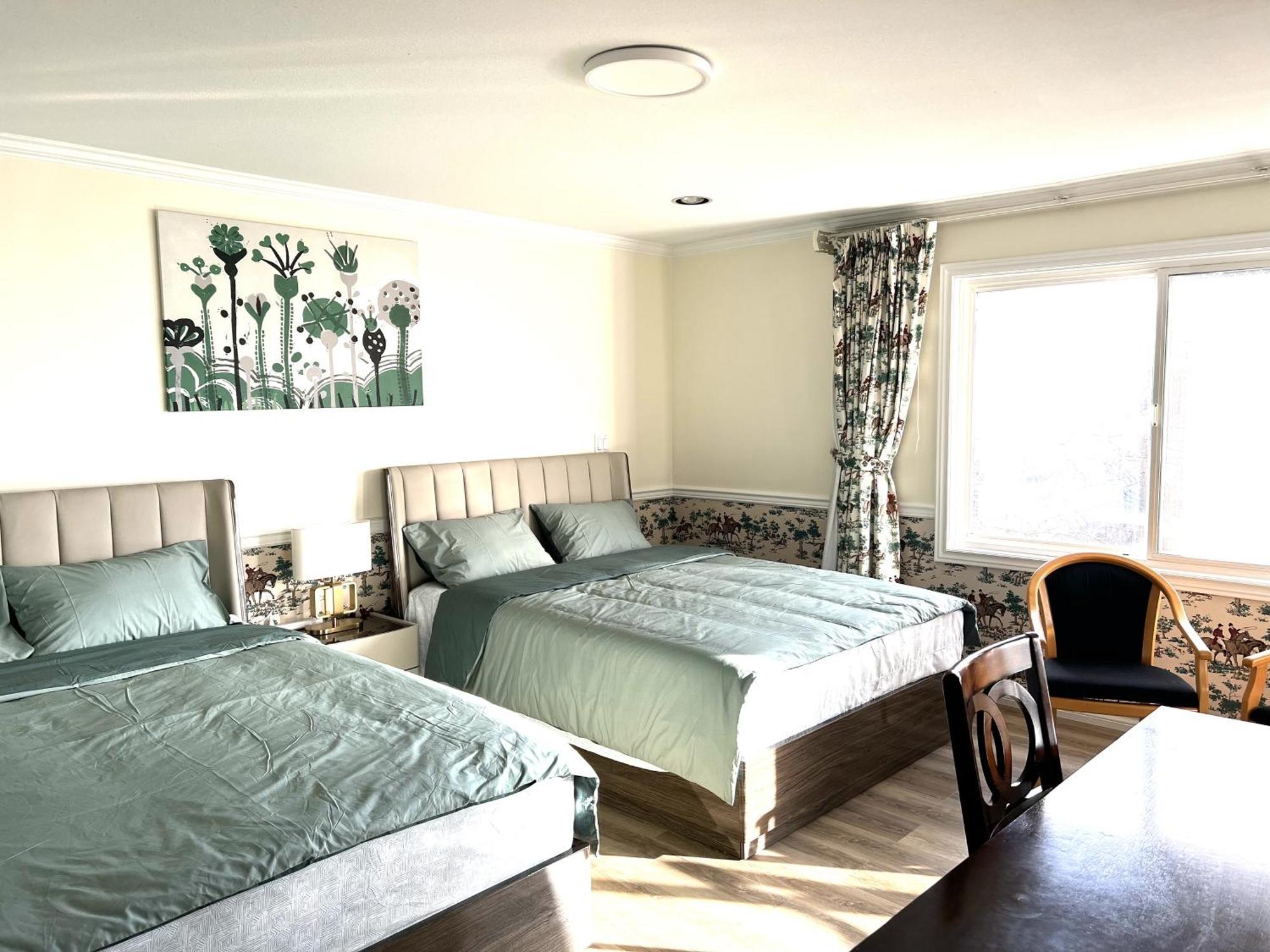 Master Bedroom With Two Queen Sized Bed Ричмонд Екстер'єр фото